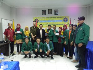 Para Pemenang Economic Debate Competition Mahasiswa STIE YAPAN Surabaya